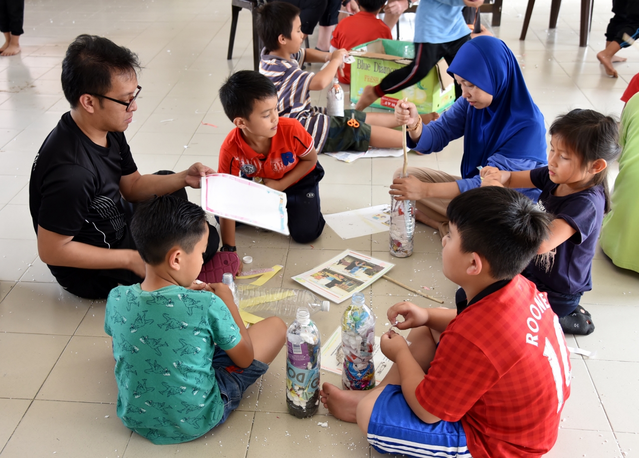 Eco brick teachers and students (1280x919)